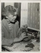 1946 Press Photo Beatrice Tonnesen creating candleholder from clinkers