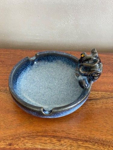 Old ashtray empty - 🐸old, ashtray,