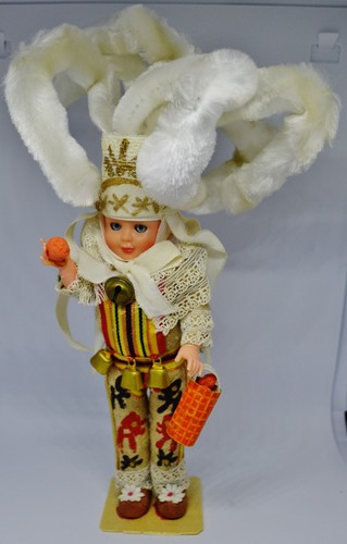 Poupée folklorique - , →