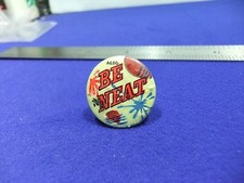 tin badge a&bc gum be neat tin badge 1960s gum premium machine badge
