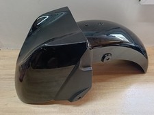 UN GARDE BOUE AVANT NOIR