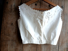 Haut ancien féminin brodé