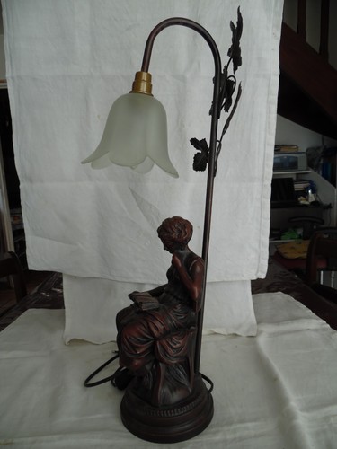 Statuette liseuse lampe - , en
