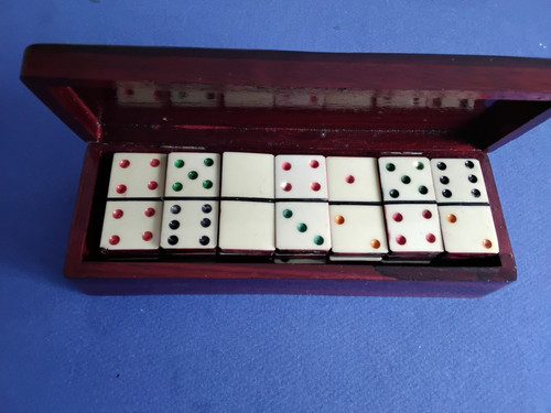 Deux jeux dominos - deux, de