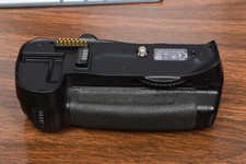 GENUINE NIKON USA MB-D10 MULTI FUNCTION BATTERY GRIP (NIKON D300 D700 #2120299)