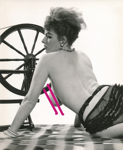 Femme rouet poitrine et - au,