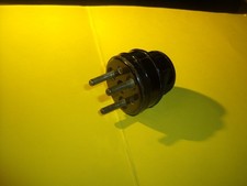 PRISE DE COURANT D EPOQUE EN BAKELITE POUR COMPRESSEUR GONFLEUR MICHELIN .