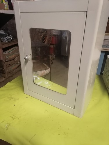 Belle petite armoire - petite,
