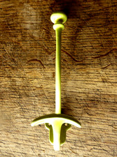 Ancienne patère en fonte porte manteau 1900 peinture emmaillé jaune belle patine