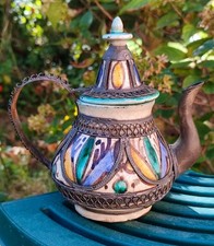 ANCIENNE PETITE THÉIÈRE DÉCORATIVE MAROCAINE CÉRAMIQUE COLORÉE ET MÉTAL 