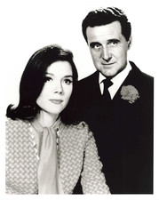 PHOTO CINEMA CHAPEAU MELON ET BOTTES DE CUIR TIRAGE ARGENTIQUE 25 x 20 CM