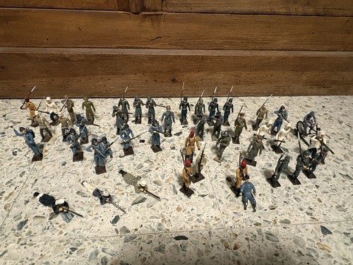 Cbg lot figurines - 44,