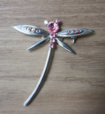 BROCHE forme LIBELLULE en métal argenté et zircons rose - Neuve sous blister