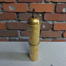 Moulin ancien en laiton daté