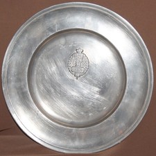 Assiette murale en étain belge Les Potstainiers Hutois etain 1975