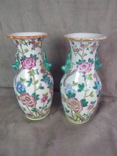 PAIRE DE VASES en porcelaine
