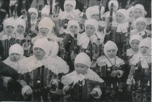 Binche 1950 enfants à la - -,
