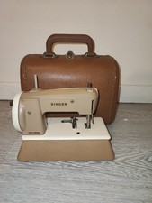 Très jolie machine à coudre