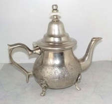 Théière marocaine en métal argenté avec inscription Artisanat du Marocain - J