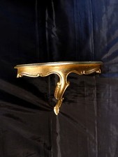 encoignure en résine dorée