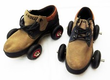 ** CHAUSSURES A ROULETTES DE