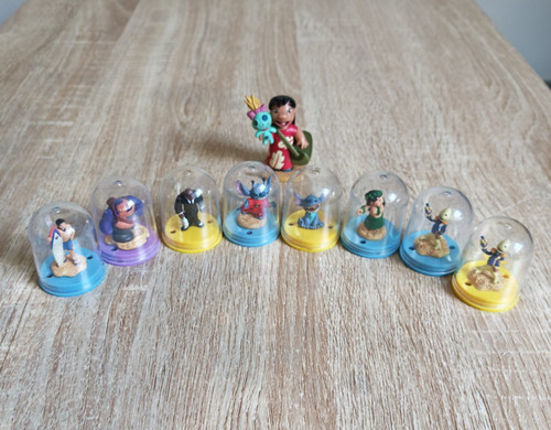 Petites figurines sous cloche