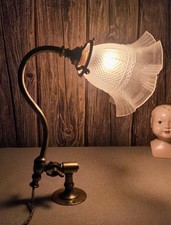 Ancienne applique murale bec à gaz en laiton, bras articulé et tulipe en verre