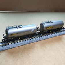 2 wagons-citernes à 3