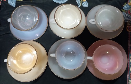 Tasses café et soucoupes - et,