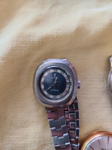 Lot montres qui - de,