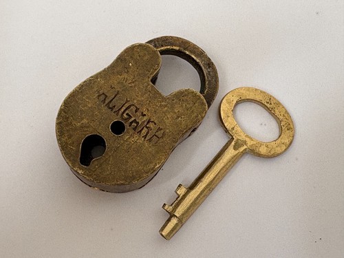Ancien petit cadenas - ,