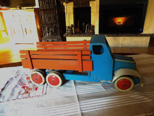 Ancien camion en bois