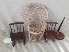 Lot de meubles anciens pour poupées dont un fauteuil  " Emmanuelle "