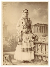 Grèce, Jeune femme en costume