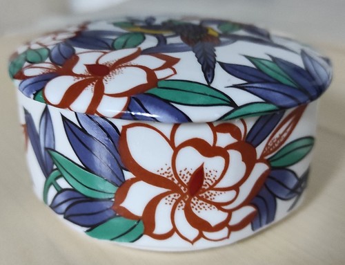 Une boîte porcelaine - une,