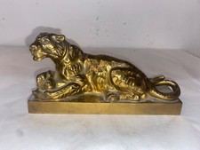 Sculpture en bronze doré. Lion tenant un casque prussien entre les pattes. 19E