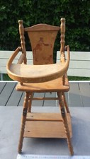 Ancienne charmante chaise haute de bébé en bois pour poupée. Haut 65 cm.