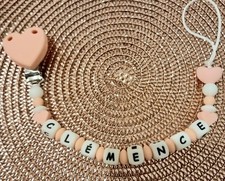 Attache tetine personnalisée rose coeurs silicone 