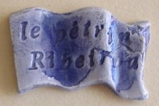 Fève pub perso du MH 1999 - Moulin du Pétrin Ribéïrou: Le Flrapeau bleu