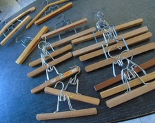 Lot de 17 cintres anciens en