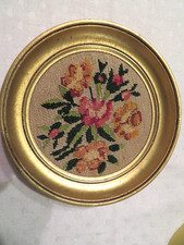 ancienne broderie bouquet de fleur au point de croix dans son cadre en bois doré