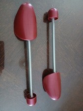 Embauchoirs à chaussures en plastique ou résine rouge