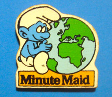 SMURF WITH EARTH - MINUTE MAID ADVERTISING - SCHTROUMPF - VINTAGE 1992 PEYO PIN