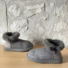 UGG Mini Bailey Button S/N