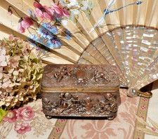 ANCIENNE BOITE en cuivre plaqué argent à décor de putti de style oudry XIXe