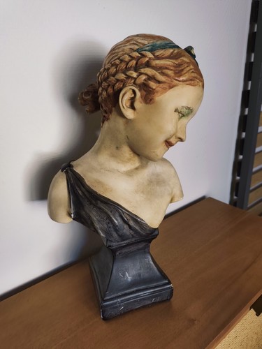 Young woman bust - , vintage