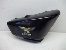 cache sous selle droit de DAELIM VT 125 année 2002 ref 9