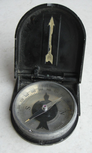 Ancienne boussole armée