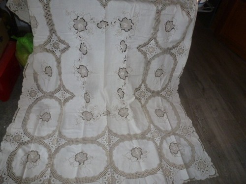Très jolie nappe - très,