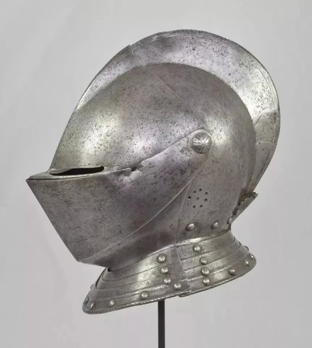 Casque médiéval fermé prêt